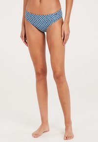 Modré bikiny s geometrickým vzorem a malými červenými a bílými akcenty. Hladká tkanina a střední střih.