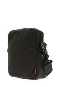 Compatta borsa a tracolla nera con zip, con tracolla regolabile e piccolo logo rosso sul lato.