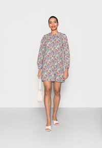 Rich & Royal WITH FLOWER PRINT - Vestido camiseiro - original