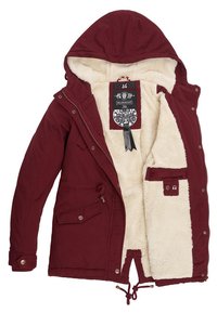 Burgundijas krāsas kapuci jaka ar mīkstu krēmkrāsas mākslīgo kažoku iekšpusē, ar rāvējslēdzēju un vairākām kabatām; īpaši pielāgojamas aizsienamās auklas apakšmalā.