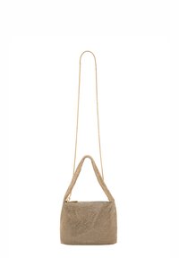 Borsa a rete dorata texturizzata con manico corto e tracolla lunga a catena. Presenta una chiusura superiore con zip e una forma rettangolare compatta.