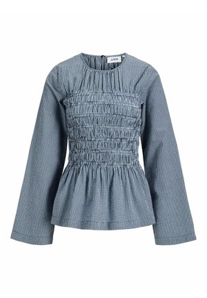 Blouse à manches longues à carreaux bleus et blancs, avec un corsage froncé, un col rond et une taille évasée.