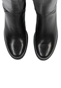 Schwarze Leder-Ankle Boots mit runden Zehen, glatter Textur, minimaler Naht und einer niedrigen Gummisohle. Sauberes, modernes Design ohne Verzierungen.