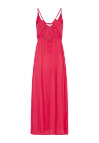 Robe maxi rouge sans manches avec fines bretelles, une découpe frontale sous la poitrine, et des liens au niveau du col et de la taille.