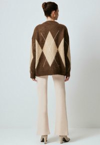 Touché Privé DROP SHOULDER DIAMOND PATTERNED  - Trui - brown
