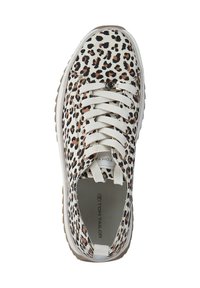 Sneaker con stampa leopardata, tomaia in tela, macchie beige e marroni, lacci bianchi e suola in gomma texturizzata. Logo "TOM TAILOR" visibile all'interno.