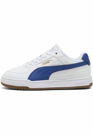 Hvid Puma lav-top sneaker med blå stribe, gyldent Puma-logo, hvide snørebånd og gummisål vist i sideprofil.