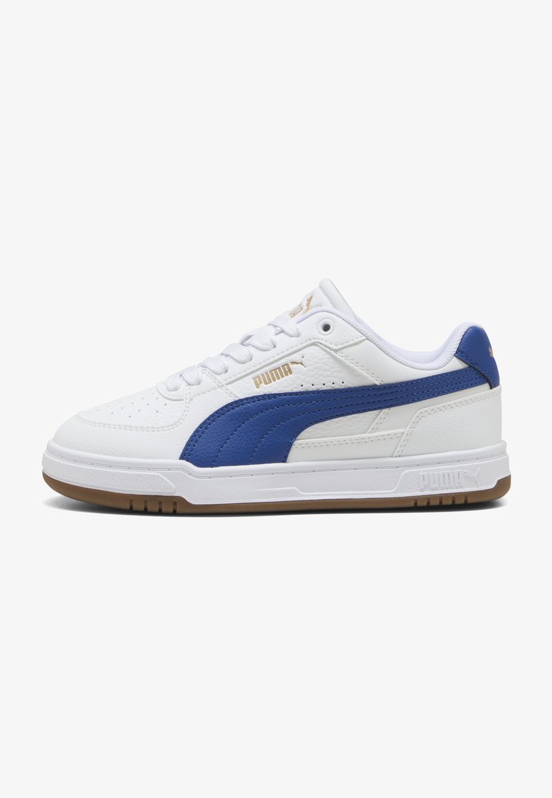 Λευκό sneaker Puma χαμηλού προφίλ με μπλε ρίγα, χρυσό λογότυπο Puma, λευκούς κορδονιού και καουτσούκ σόλα, εμφανίζεται σε πλαϊνή όψη.