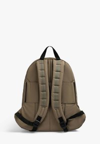 Mochila acolchada marrón con dos correas para los hombros ajustables y un asa de transporte negra en la parte superior, mostrada desde la parte trasera sobre un fondo blanco.