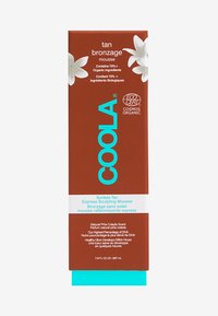 Mousse do opalania COOLA w brązowym pudełku z białymi kwiatowymi akcentami. Zawiera niebieski tekst, informujący o ponad 70% składnikach organicznych, pojemność 207 ml.