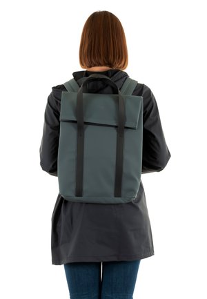 Zaino rettangolare verde con spallacci neri, realizzato in materiale testurizzato, dotato di una chiusura a ribalta e di un design minimalista.