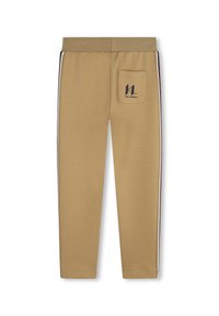 Pantaloni sportivi beige con una texture morbida, design a gamba affusolata, strisce laterali nere e una tasca posteriore con un logo nero.