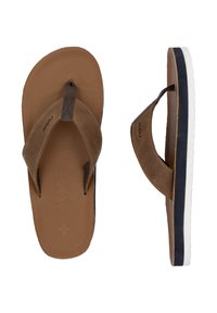 Des tongs en cuir marron avec une bride supérieure texturée, un rembourrage marron et une semelle en caoutchouc blanche avec un accent bleu marine.