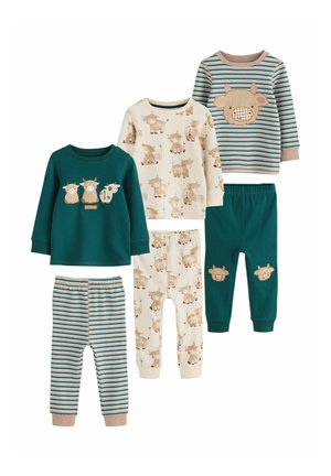 Drei Sets Kinderpyjamas mit langärmeligen Oberteilen und Hosen mit Kuh- und Bauernhoftierdesigns in Grün, Creme und gestreift.