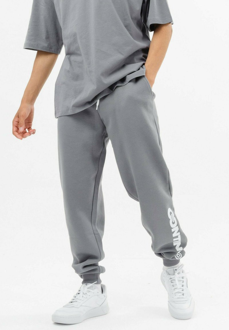 Herren Trainingsanzüge | Hype CONTINU8 CONTINU21022 Jogginghose grey/grau - ZE79762 Herren Trainingsanzüge | Hype CONTINU8 CONTINU21022 Jogginghose grey/grau - ZE79762