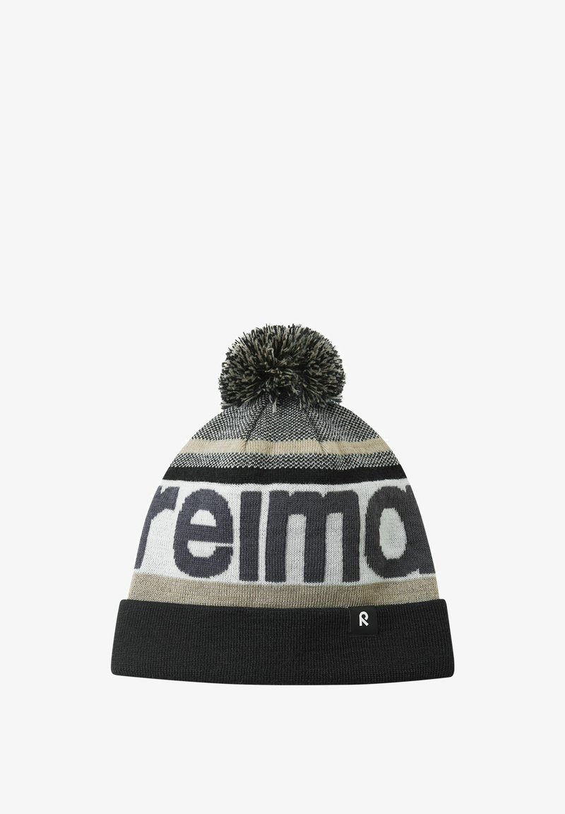 Czapka dziana z szaro-kremowym wzorem, z czarnym podwiniętym brzegiem i pomponem na czubku. Widoczne logo z przodu.