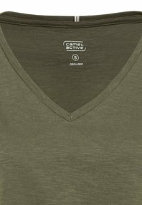 Olijf groene biologische katoen T-shirt met een V-hals ontwerp en subtiele textuur. Kenmerkt een logo tag met de tekst "Camel Active" en maat "S."