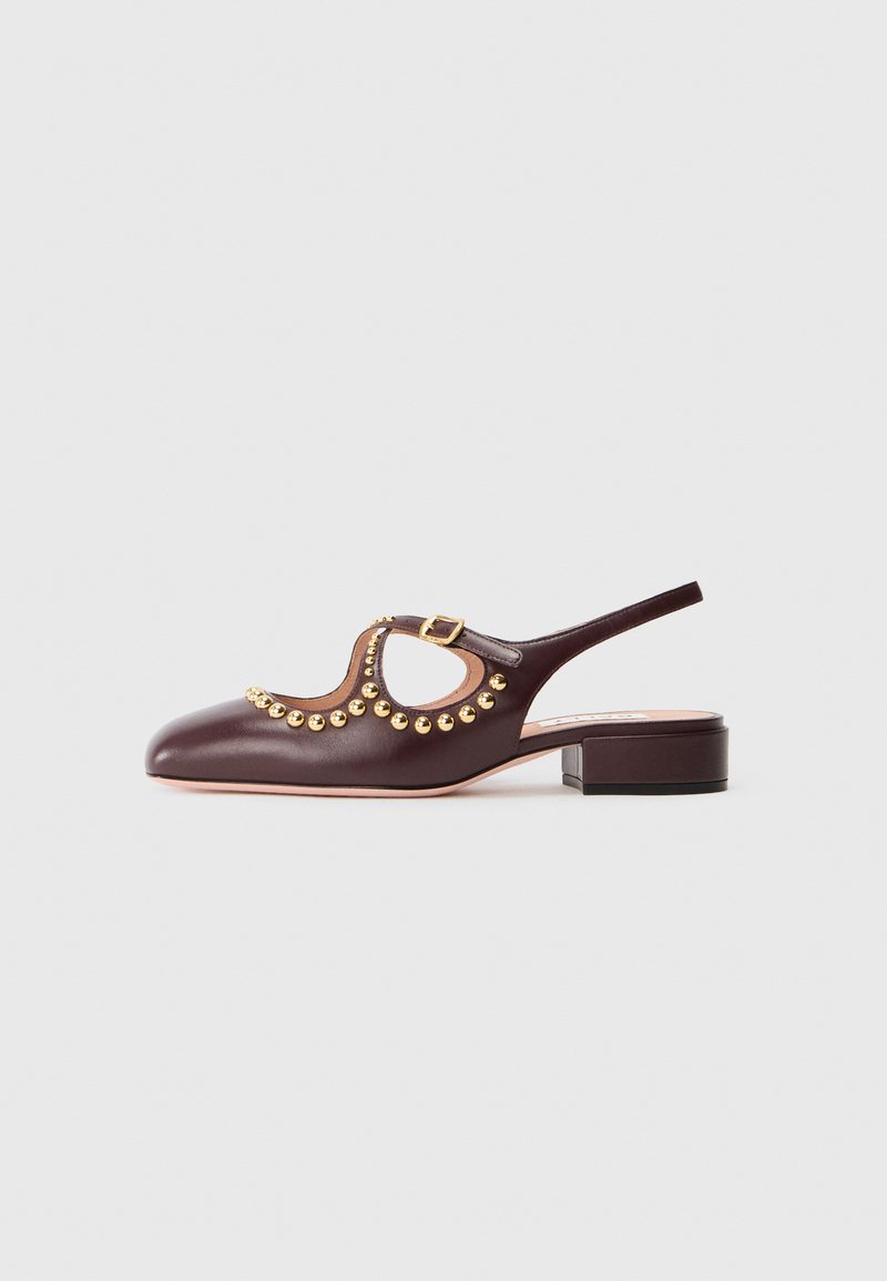 Scarpa slingback in pelle mauve con un design decorativo a borchie dorate lungo il bordo, punta rotonda e tacco basso a blocco.