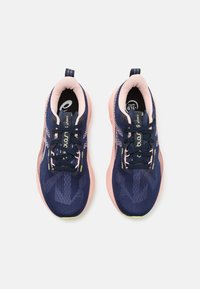 Baskets de sport bleu marine avec tissu texturé, accents roses et lacets noirs. Comprend une languette de traction et une semelle rembourrée pour le confort.