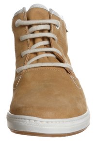 Helle Wildleder-Hochtop-Sneaker mit kontrastierenden weißen Schnürsenkeln, strukturierten Details und einer Gummisohle. Verfügt über weiße Nähte und eine abgerundete Zehenpartie.