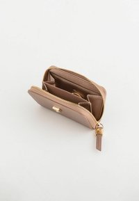 Brązowy portfel syntetyczny z fakturowaną powierzchnią, złotym zamkiem błyskawicznym oraz złotym ozdobnym elementem na przedniej części. Wnętrze zawiera wiele przegródek na karty.