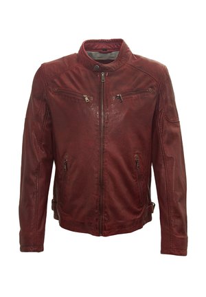 Giacca in pelle rossa con colletto alto, chiusura con zip e tasche, dettagli cuciti e design slim fit. Texture liscia.
