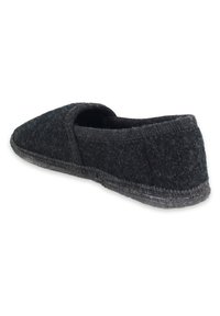 Zwarte vilten slipper met een ronde neus, open zijkanten en contrasterende grijze stiksels op de zool. Zachte textuur en minimalistisch ontwerp.