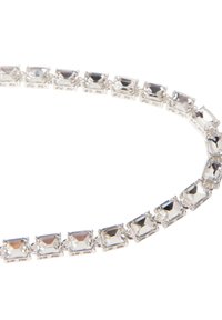 Przejrzysty kryształowy naszyjnik z kwadratowymi kamieniami osadzonymi w srebrnym metalu, charakteryzujący się połączoną konstrukcją i odbijającym światło, co nadaje mu wypolerowane wykończenie.