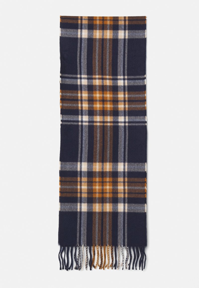Cachecol xadrez azul marinho feito de tecido macio, apresentando padrões xadrez em laranja, branco e castanho, com extremidades franjadas para adicionar textura.