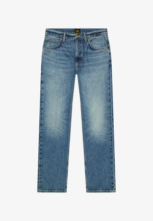 Jean en denim bleu clair avec une coupe droite, un design à cinq poches et une texture délavée. Dispose d'un bouton de fermeture et d'un écusson avec logo sur la taille.