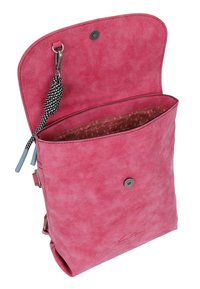 Borsa in pelle rosa con una texture liscia, dotata di un pattina superiore, chiusura a scatto e una fodera interna decorata con una tasca laterale.