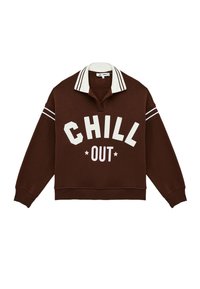 Brązowy sweter z kołnierzem, z białym napisem "CHILL OUT" oraz białymi i paskowanymi akcentami na rękawach. Miękka tekstura materiału.