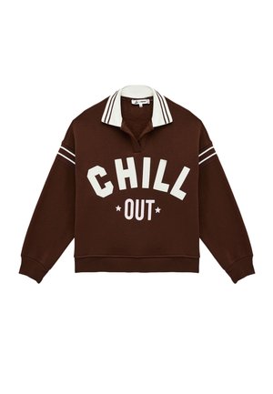 Sudadera color marrón con cuello, que presenta el texto en blanco "CHILL OUT" y acentos blancos y a rayas en las mangas. Textura de tela suave.