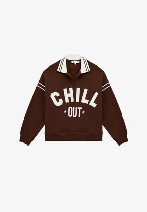 Bruine pullover sweatshirt met een kraag, voorzien van witte "CHILL OUT" tekst en witte en gestreepte accenten op de mouwen. Zachte stofstructuur.