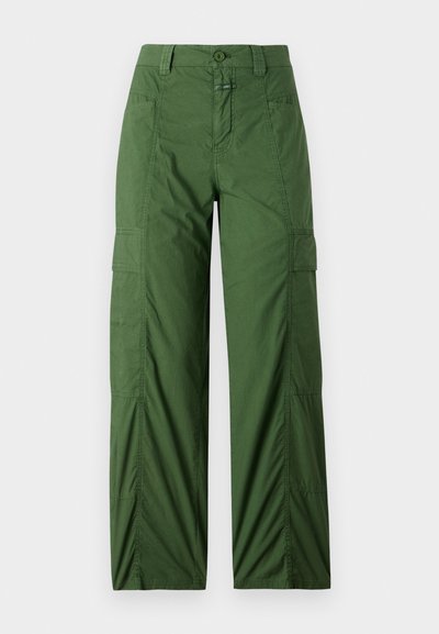 Calças cargo verdes feitas de tecido leve, com um corte relaxado, bolsos laterais e fecho de botão na cintura.