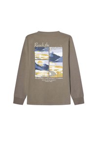 Hnedá košeľa s dlhým rukávom s viacpanelovým horským krajinom a textom "Dosiahnite vrchol, 978 metrov, Lake District, Cumbria."