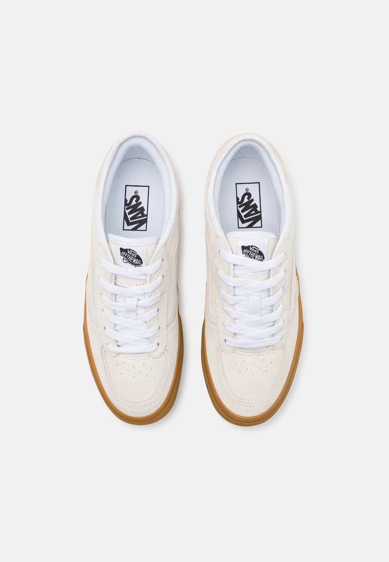 Weiße Wildleder-Sneaker mit einer Sohle aus Gummi, flachen weißen Schnürsenkeln und einem schwarzen Vans-Logo-Tag. Perforiertes Zehen-Design für Atmungsaktivität.
