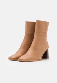 ALOHAS WEST - Botins de salto alto - beige