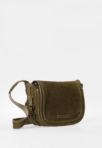 Olivgrüne Leder-Crossbody-Tasche mit Klappenverschluss, minimalistisches Design, verstellbarer Schulterriemen und einem dezenten Markenlogo auf der Vorderseite.