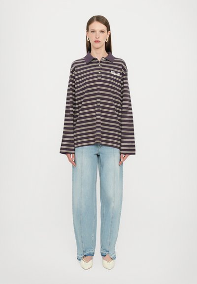 Stribet lilla polo shirt med krave og lange ærmer, parret med lyseblå lige ben jeans og beige spidse sko.