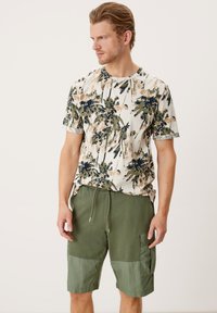 s.Oliver REGULAR MIT TASCHEN - Shorts - army green