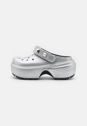Crocs STOMP METALLIC UNISEX - Klumpák - silver