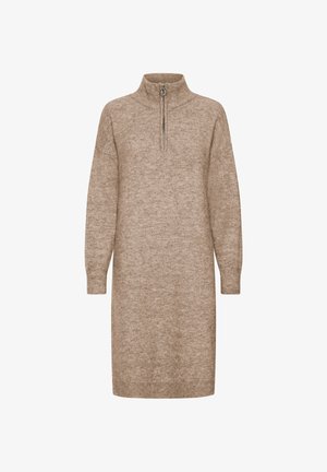 Beige gebreide jurk met hoge kraag, voorzien van een halve ritssluiting, lange mouwen en een relaxed fit. Getextureerde stof met geribbelde manchetten.