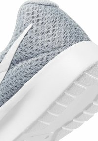 Nike Sportswear TANJUN - Zapatillas - wolf grey