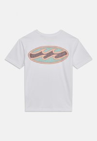 T-shirt bianco con un grande grafico ovale in teal e marrone con un design testurizzato. Collo rotondo classico e maniche corte.