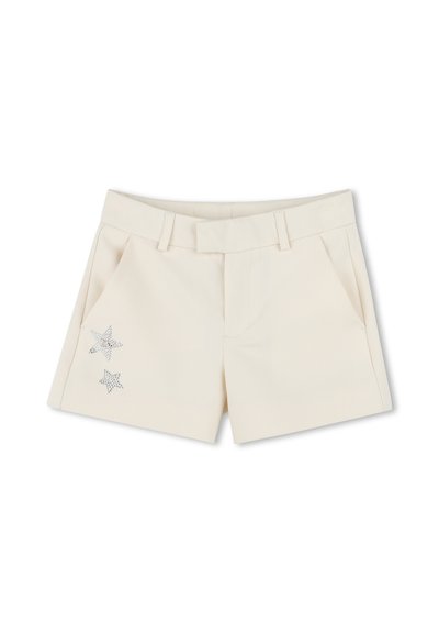 Shorts crème avec une texture lisse, présentant deux poches avant et des accents de étoiles en rhinestones décoratifs sur la poche gauche.