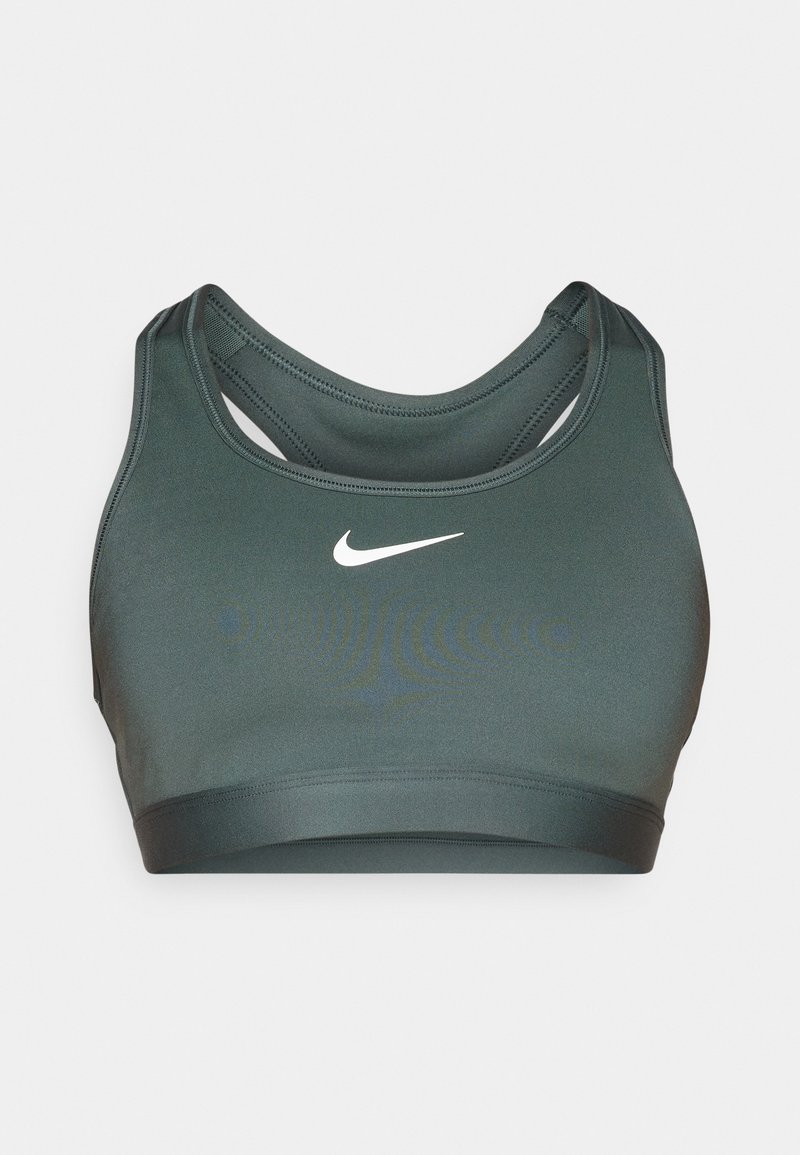 Reggiseno sportivo verde scuro con un tessuto liscio e elastico. Presenta un design a schienale incrociato e un logo Nike bianco sul davanti.
