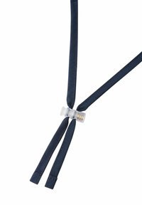 Granatowy pasek materiałowy o gładkiej fakturze, z przezroczystym zapięciem plastikowym i metalicznym akcentem, gdzie końce są zabezpieczone.