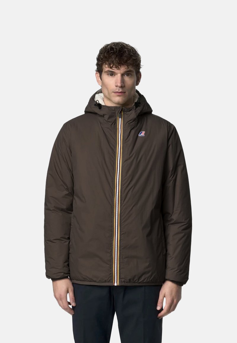 Giacca imbottita marrone con cappuccio, caratterizzata da una zip colorata e un rivestimento caldo. Progettata con maniche lunghe e una vestibilità comoda.