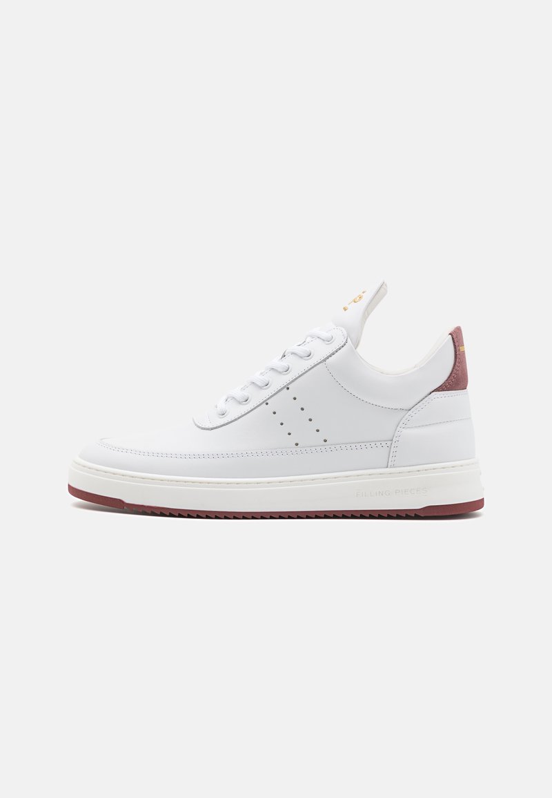 Basket basse en cuir blanc avec lacets blancs, détails perforés sur le côté, et languette de talon ainsi qu’un accent de semelle bordeaux.